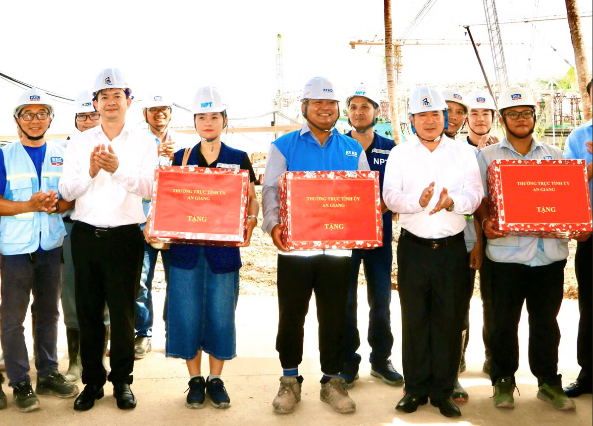 Lãnh đạo tỉnh An Giang và Đặc khu Phú Quốc thăm hỏi, động viên công nhân đang thi công xuyên lễ Quốc khánh. Lãnh đạo tỉnh An Giang và Đặc khu Phú Quốc thăm hỏi, động viên công nhân đang thi công xuyên lễ Quốc khánh.