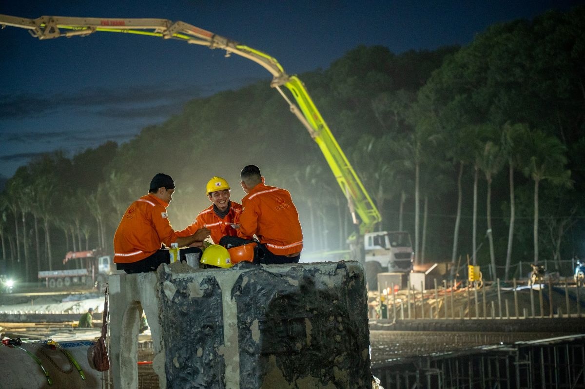 Công nhân gác lại nỗi nhớ nhà, hăng say bám công trường, giữ tiến độ. Ảnh: Ánh Dương. Công nhân gác lại nỗi nhớ nhà, hăng say bám công trường, giữ tiến độ. Ảnh: Ánh Dương.