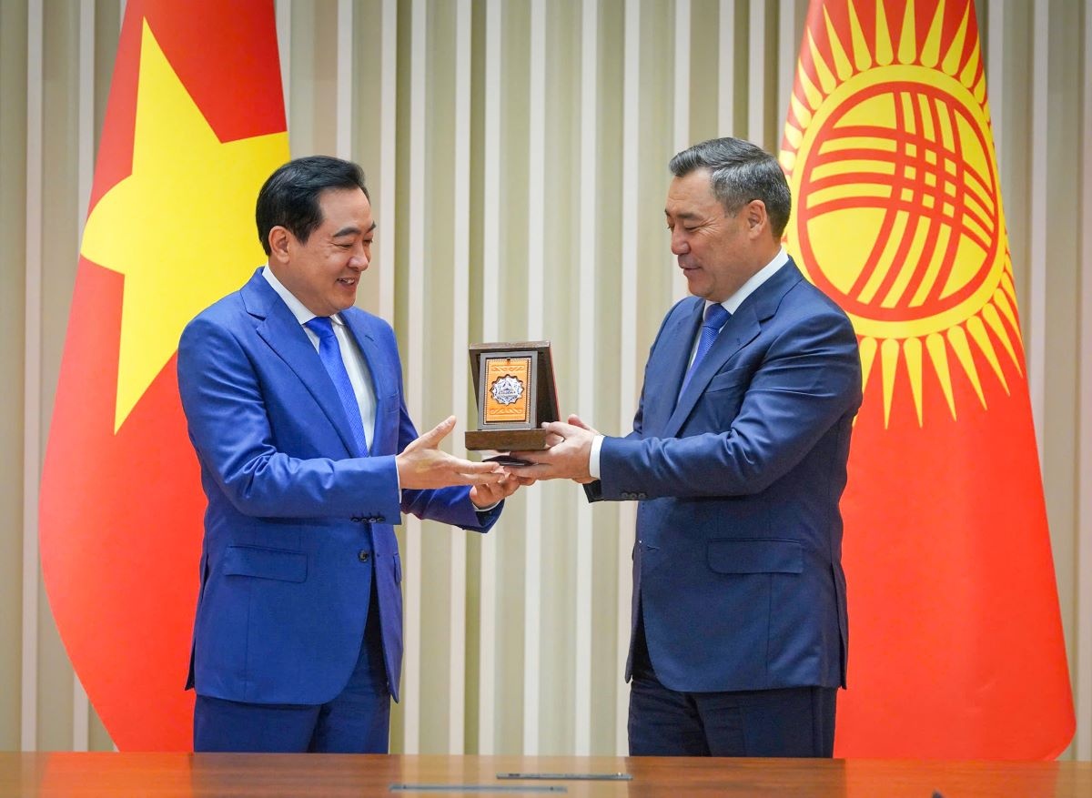 Tổng thống Kyrgyzstan Sadyr Japarov trao Huân chương Dostuk cho ông Trần Anh Tuấn.