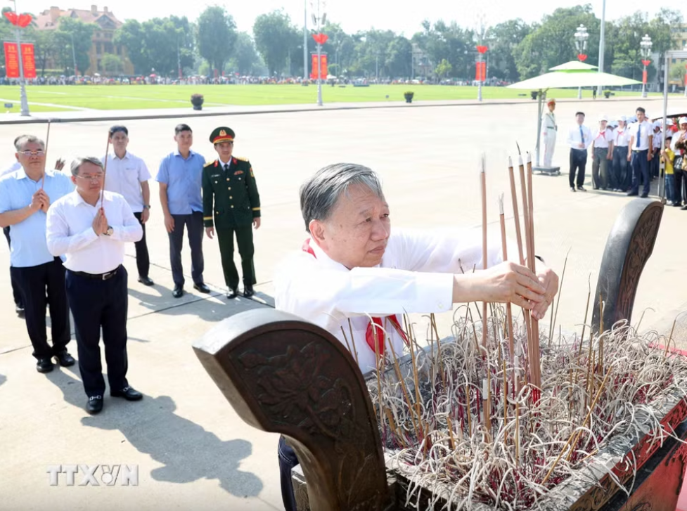Tổng Bí thư, Chủ tịch nước Tô Lâm dâng hương tưởng nhớ Chủ tịch Hồ Chí Minh Tổng Bí thư, Chủ tịch nước Tô Lâm dâng hương tưởng nhớ Chủ tịch Hồ Chí Minh