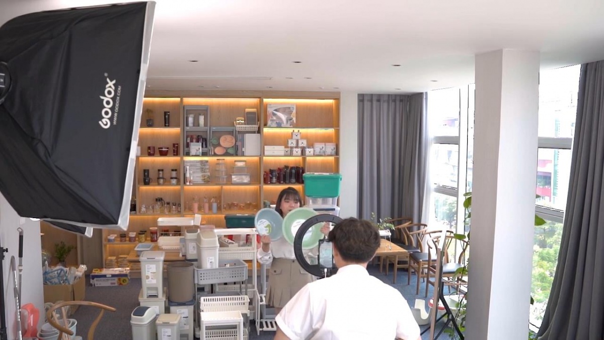 Livestream và video ngắn đang giúp các doanh nghiệp nội địa rút ngắn đáng kể hành trình đưa sản phẩm đến tay người tiêu dùng Livestream và video ngắn đang giúp các doanh nghiệp nội địa rút ngắn đáng kể hành trình đưa sản phẩm đến tay người tiêu dùng