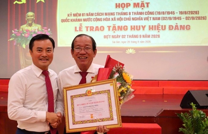 Ông Nguyễn Hoàng Minh đón nhận Huy hiệu 35 năm tuổi Đảng