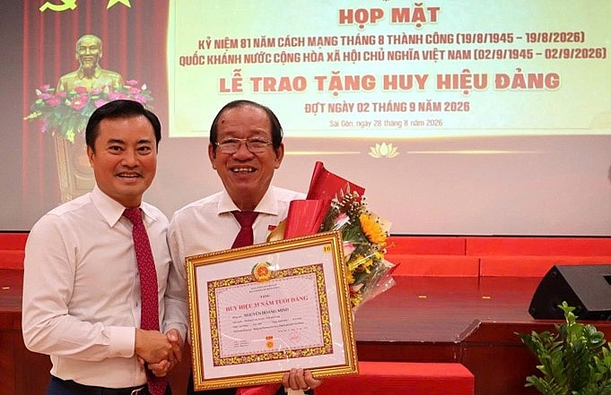ông Nguyễn Hoàng Minh, nguyên Phó Giám đốc phụ trách Ngân hàng Nhà nước (NHNN) Chi nhánh TP. Hồ Chí Minh, vinh dự đón nhận Huy hiệu 35 năm tuổi Đảng. ông Nguyễn Hoàng Minh, nguyên Phó Giám đốc phụ trách Ngân hàng Nhà nước (NHNN) Chi nhánh TP. Hồ Chí Minh, vinh dự đón nhận Huy hiệu 35 năm tuổi Đảng.