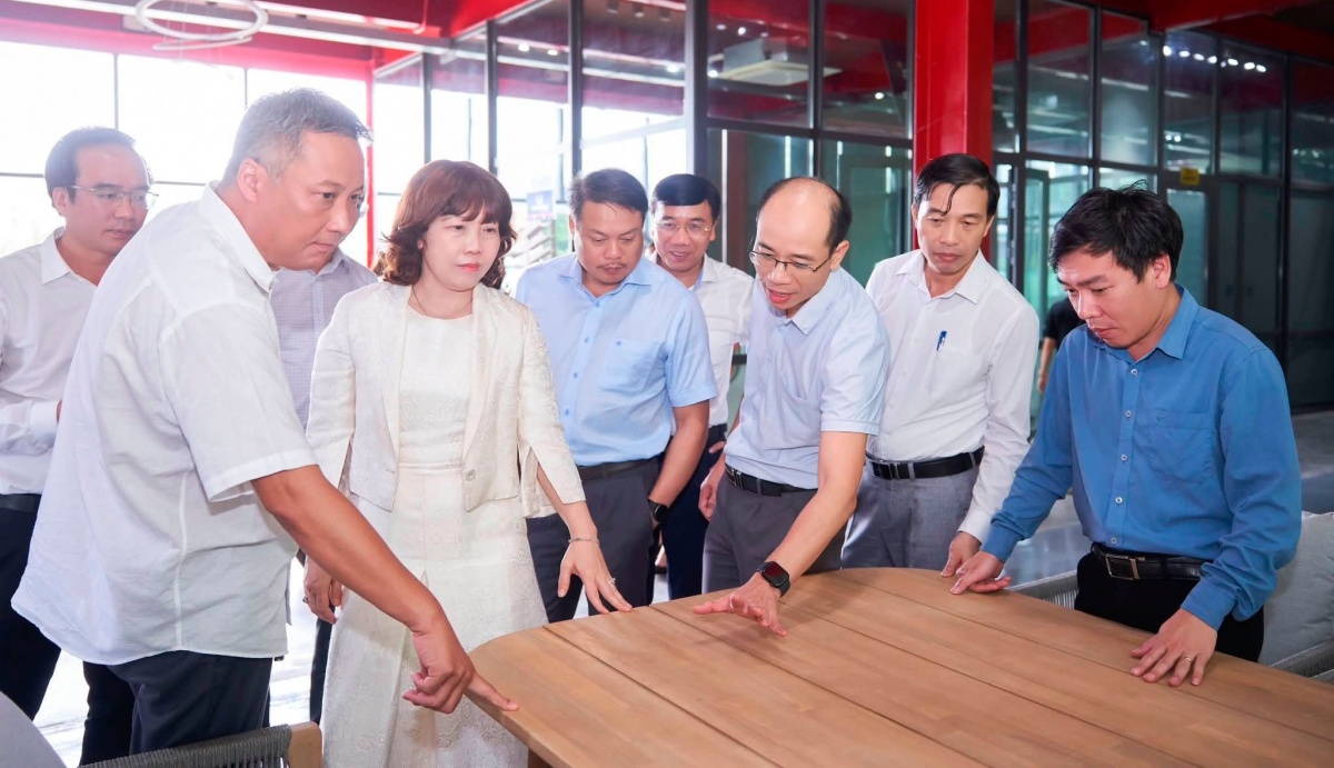 Đại diện NHNN Chi nhánh khu vực 8 và các TCTD nắm bắt tình hình sản xuất, kinh doanh của doanh nghiệp trên địa bàn.