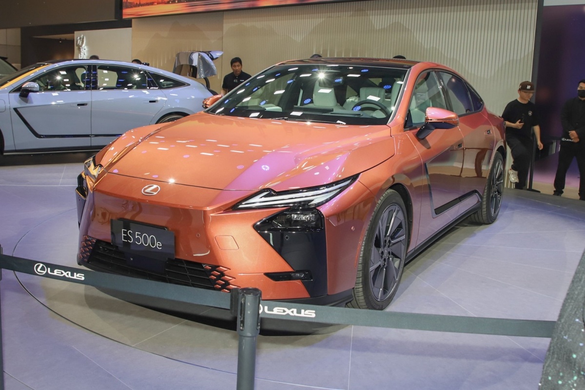 Lexus ES thế hệ mới chốt ra mắt Việt Nam tháng sau: Xe đã lộ diện trên đường, lần đầu có bản thuần điện cạnh tranh 5 Series, E-Class