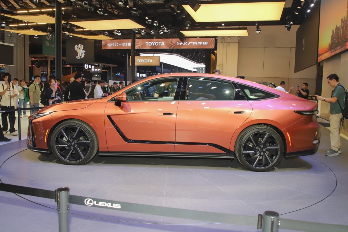 Lexus ES thế hệ mới chốt ra mắt Việt Nam tháng sau: Xe đã lộ diện trên đường, lần đầu có bản thuần điện cạnh tranh 5 Series, E-Class