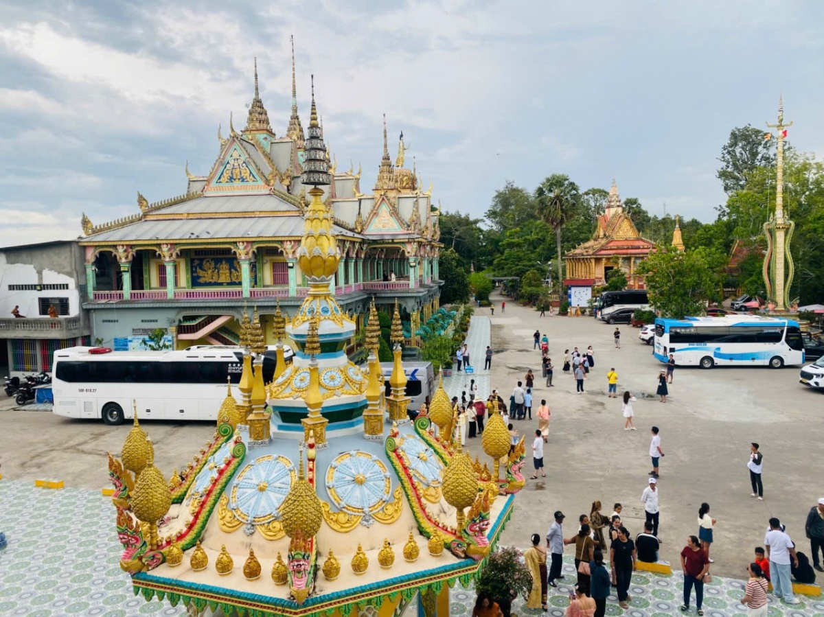 Một góc nhà hội Sala lộng lẫy với kiến trúc Khmer đặc trưng, là điểm nhấn nổi bật trong quần thể chùa Som Rong Một góc nhà hội Sala lộng lẫy với kiến trúc Khmer đặc trưng, là điểm nhấn nổi bật trong quần thể chùa Som Rong