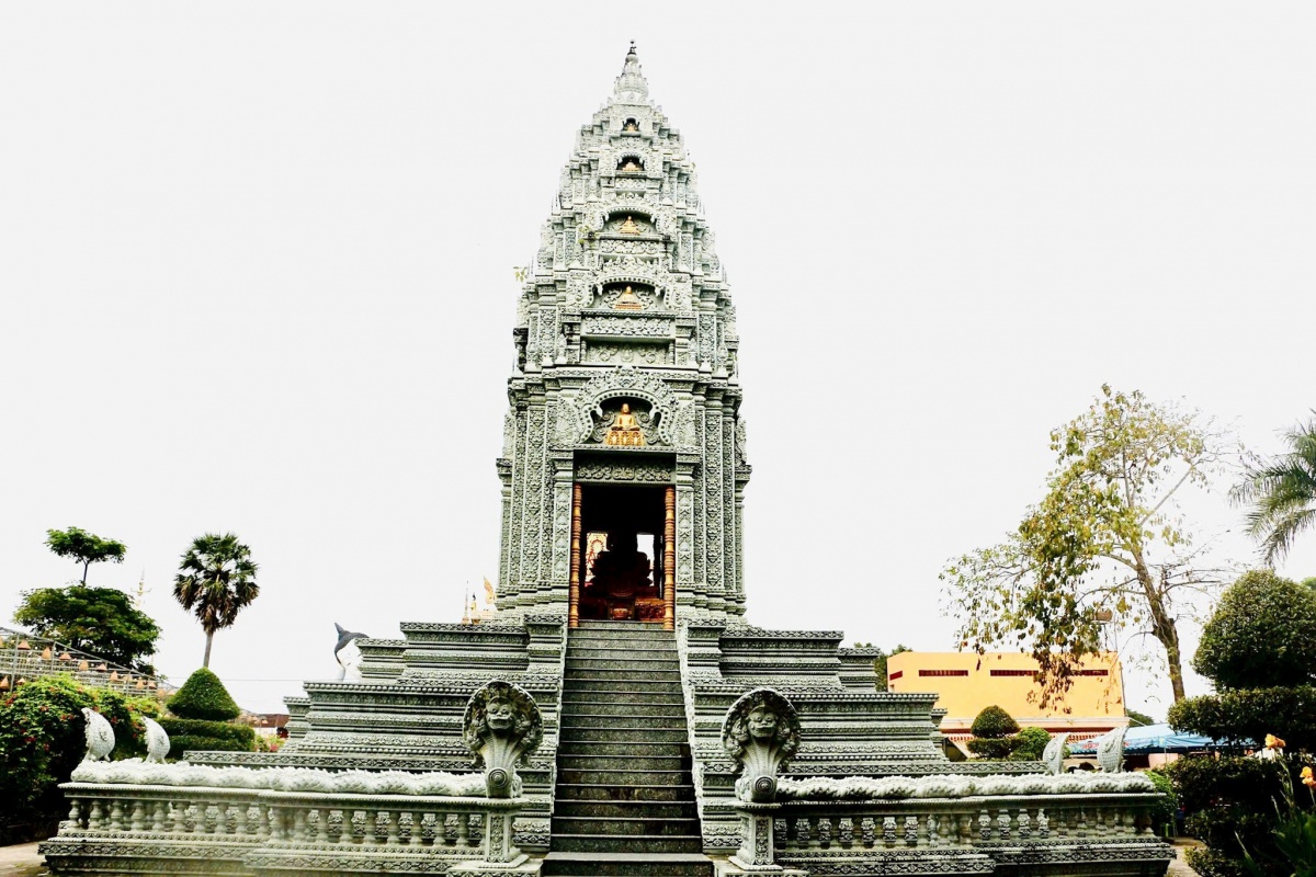 Khuôn viên chùa được chia thành nhiều khu vực, nổi bật là ngôi bảo tháp được đặt ngay lối vào. Khuôn viên chùa được chia thành nhiều khu vực, nổi bật là ngôi bảo tháp được đặt ngay lối vào.