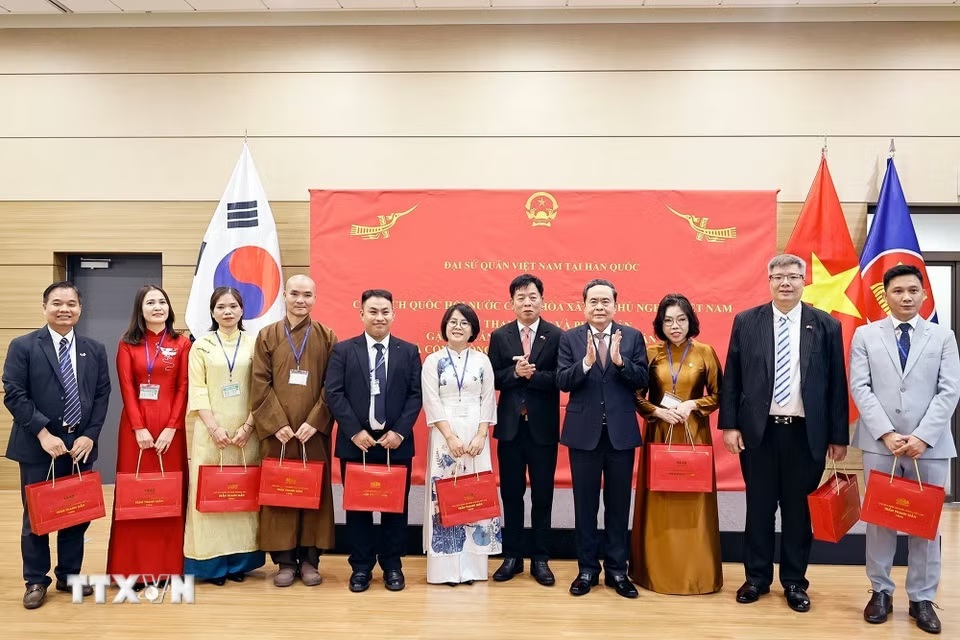 Chủ tịch Quốc hội Trần Thanh Mẫn gặp gỡ cộng đồng người Việt Nam tại Hàn Quốc Chủ tịch Quốc hội Trần Thanh Mẫn gặp gỡ cộng đồng người Việt Nam tại Hàn Quốc- Ảnh 6.