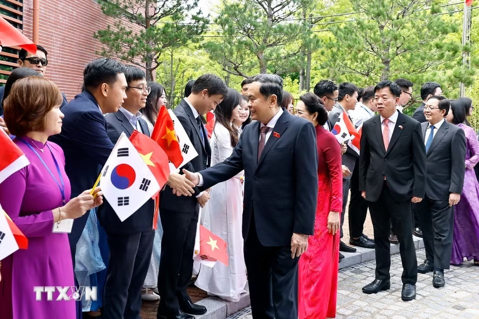 Chủ tịch Quốc hội Trần Thanh Mẫn gặp gỡ cộng đồng người Việt Nam tại Hàn Quốc Chủ tịch Quốc hội Trần Thanh Mẫn gặp gỡ cộng đồng người Việt Nam tại Hàn Quốc- Ảnh 1.