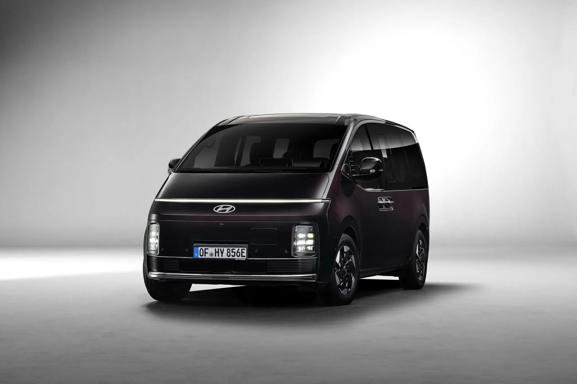 Hyundai Staria thuần điện ra mắt, sạc đầy đi gần 450 km