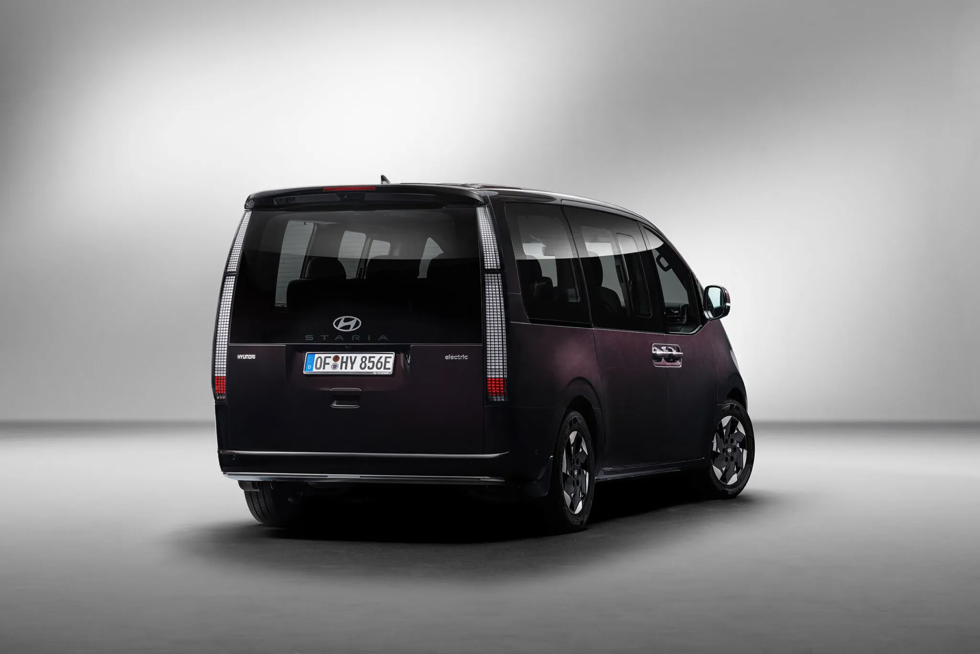 Hyundai Staria thuần điện ra mắt: Dài hơn 5,2 m, trang bị 9 chỗ ngồi, sạc đầy đi gần 450 km - Ảnh 2.