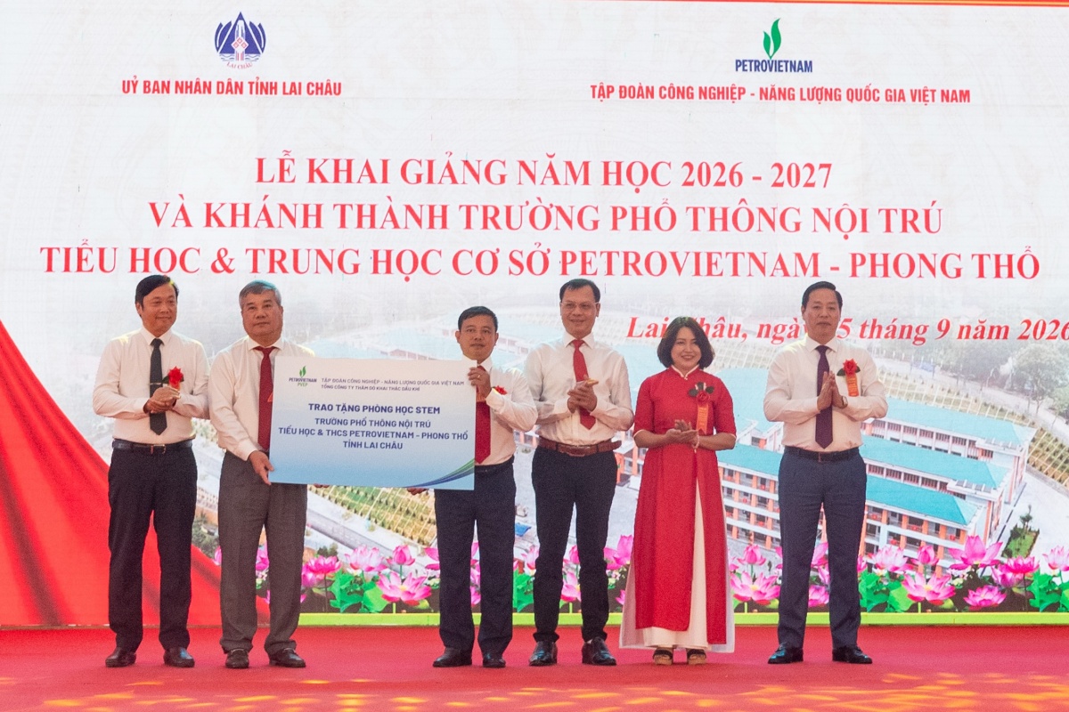 Đồng chí Đỗ Chí Thanh, Phó Tổng giám đốc Petrovietnam trao biển tài trợ Phòng học STEM cho trường PTNT Tiểu học và Trung học cơ sở PETROVIETNAM - Phong Thổ. Đồng chí Đỗ Chí Thanh, Phó Tổng giám đốc Petrovietnam trao biển tài trợ Phòng học STEM cho trường PTNT Tiểu học và Trung học cơ sở PETROVIETNAM - Phong Thổ.