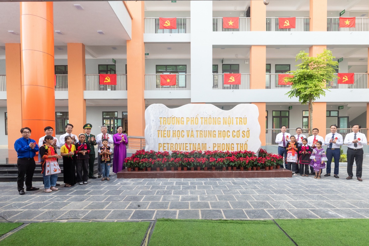 Các đại biểu thực hiện nghi thức gắn biển công trình Trường DTNT Tiểu học và Trung học cơ sở PETROVIETNAM – Phong Thổ Các đại biểu thực hiện nghi thức gắn biển công trình Trường DTNT Tiểu học và Trung học cơ sở PETROVIETNAM – Phong Thổ