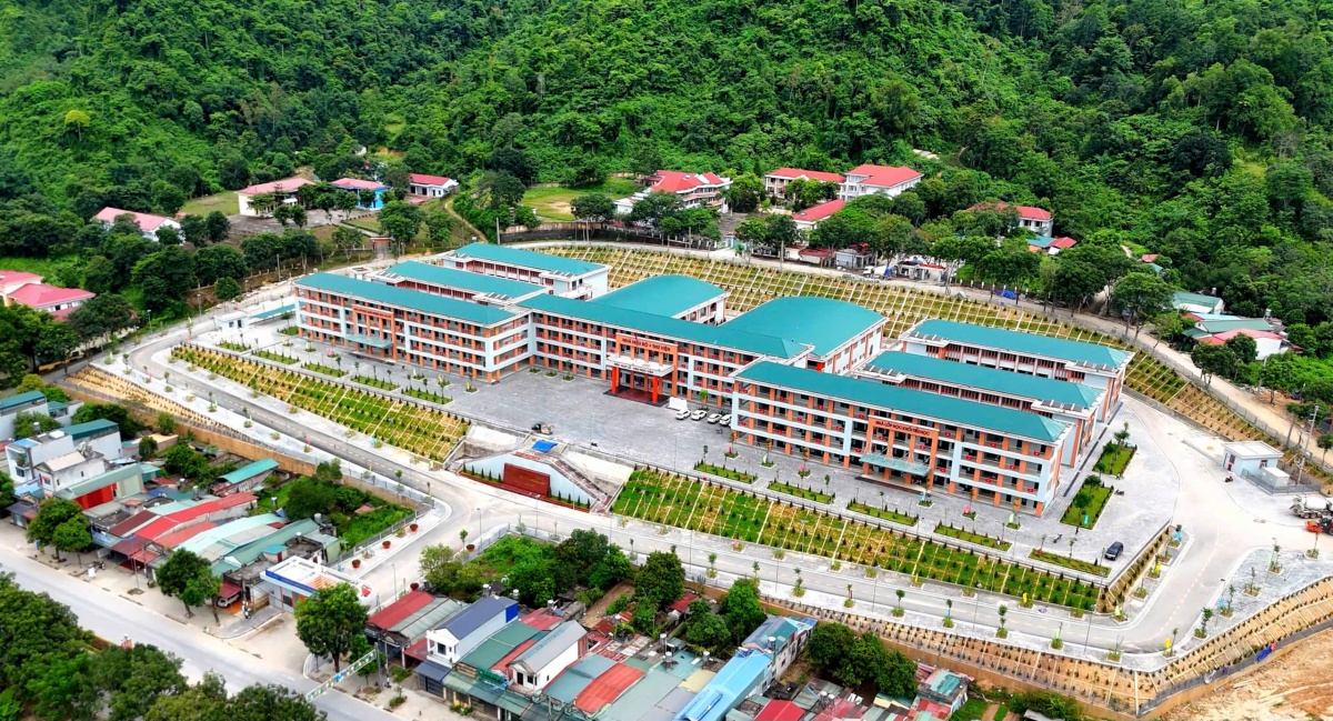 Ngôi trường xinh đẹp giữa núi rừng Tây Bắc. Ngôi trường xinh đẹp giữa núi rừng Tây Bắc.