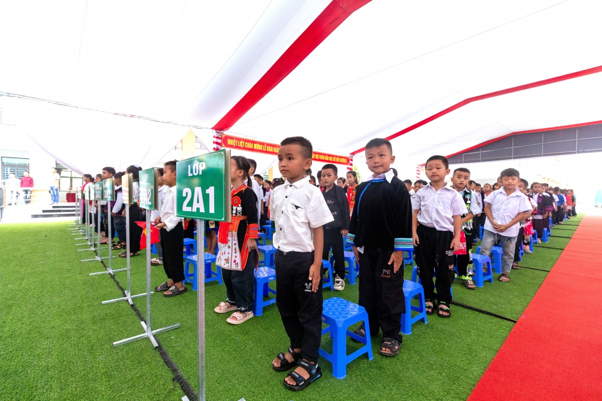 Học sinh Trường Phổ thông Nội trú Tiểu học và Trung học cơ sở PETROVIETNAM - Phong Thổ náo nức tham gia lễ Khai giảng Học sinh Trường Phổ thông Nội trú Tiểu học và Trung học cơ sở PETROVIETNAM - Phong Thổ náo nức tham gia lễ Khai giảng