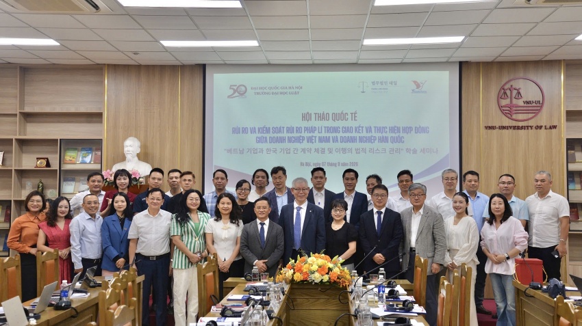 Các vị đại biểu chụp ảnh lưu niệm tại Hội thảo Các vị đại biểu chụp ảnh lưu niệm tại Hội thảo