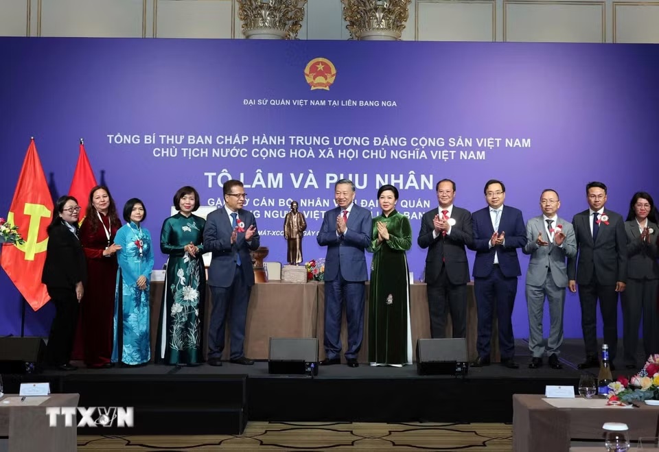 Tổng Bí thư, Chủ tịch nước Tô Lâm gặp gỡ cán bộ nhân viên Đại sứ quán và cộng đồng người Việt Nam tại Liên bang Nga