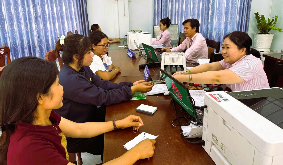 Mỗi đồng vốn được sử dụng hiệu quả cũng góp thêm một phần vào hành trình giảm nghèo bền vững, thu hẹp khoảng cách phát triển. Mỗi đồng vốn được sử dụng hiệu quả cũng góp thêm một phần vào hành trình giảm nghèo bền vững, thu hẹp khoảng cách phát triển.
