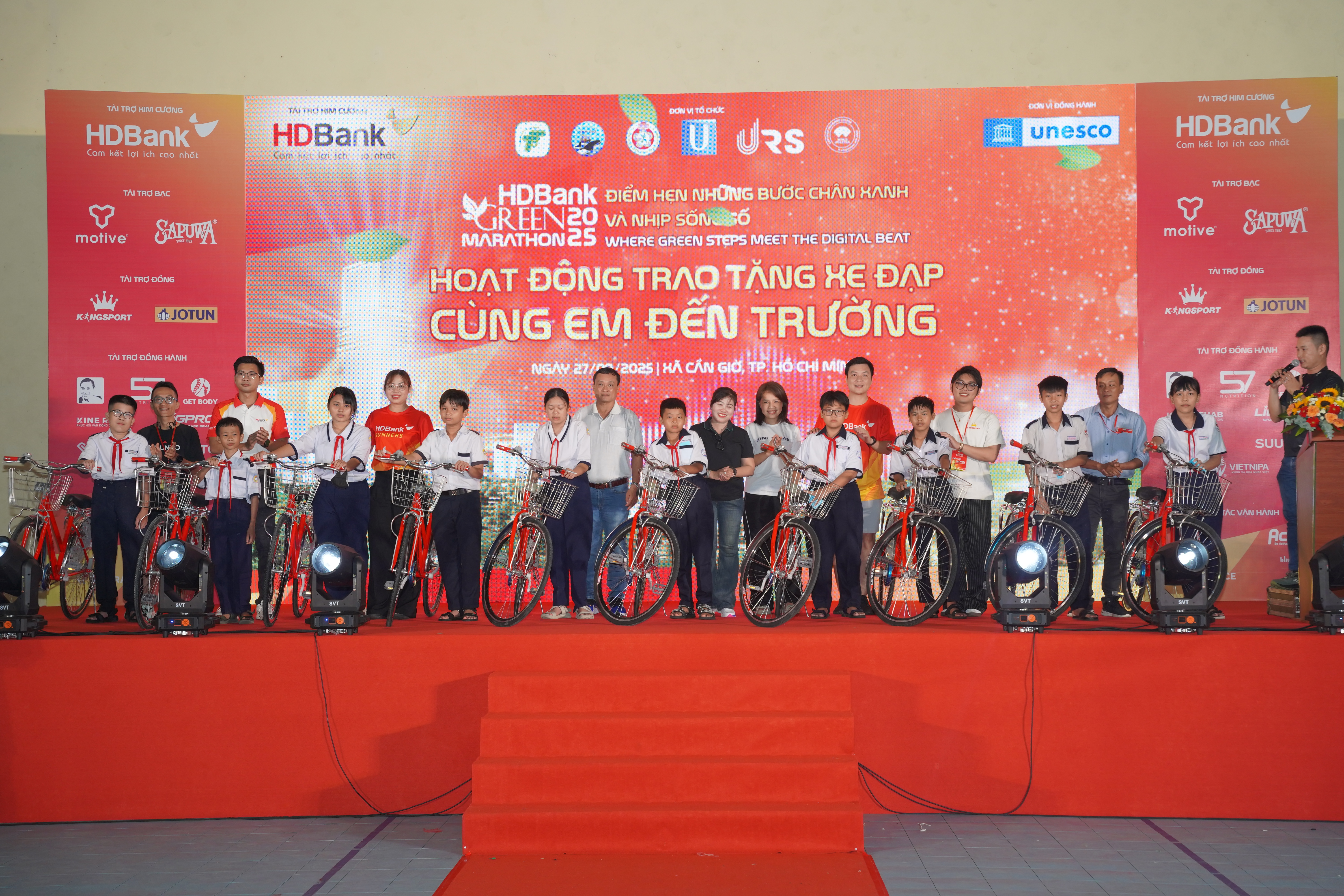 Những phần quà được trao tặng tiếp thêm động lực cho các em học sinh đến trường mỗi ngày. Những phần quà được trao tặng tiếp thêm động lực cho các em học sinh đến trường mỗi ngày.