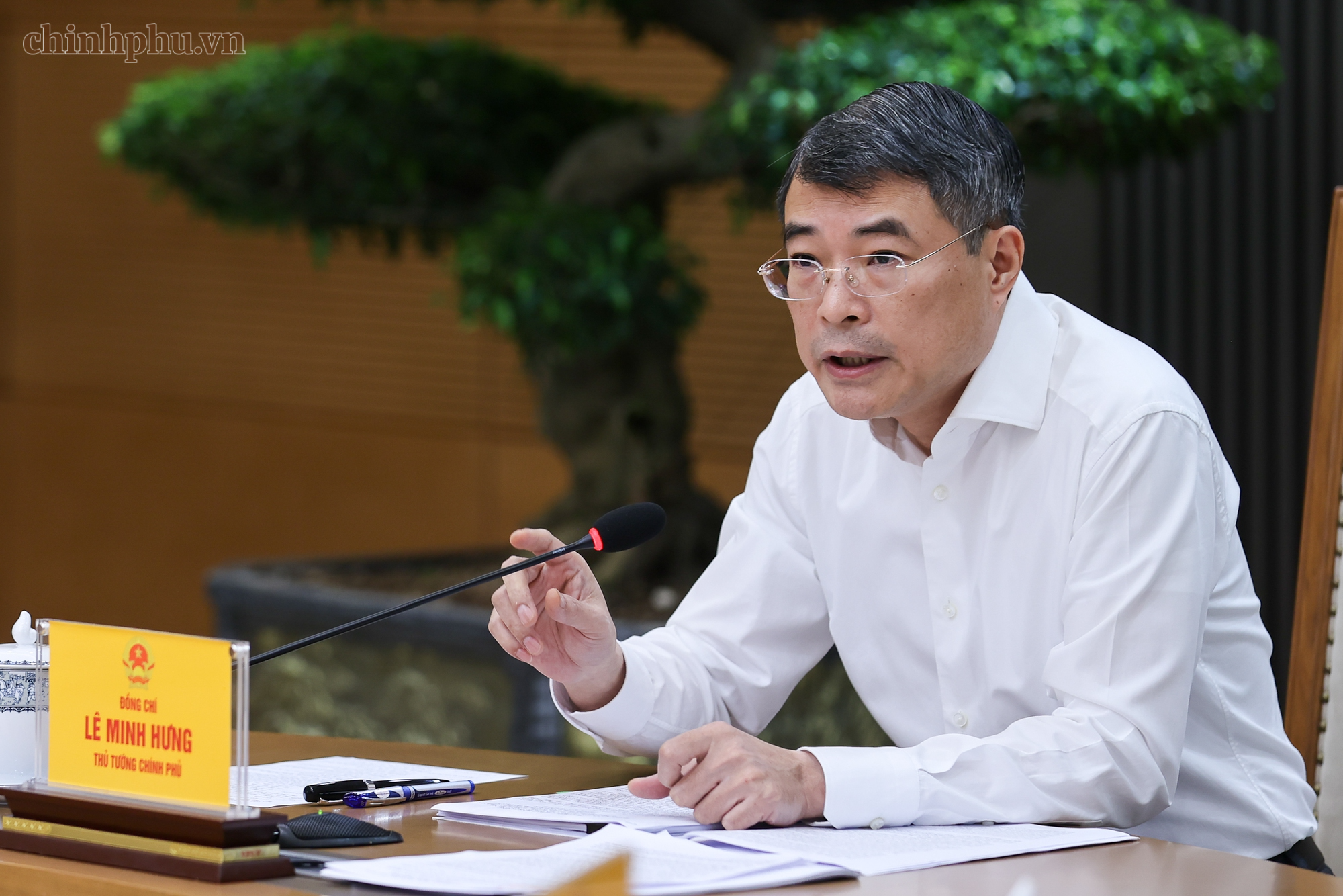 Thủ tướng: Kiểm soát chặt chẽ giá thành từ gốc với thuốc, thiết bị y tế; cương quyết loại bỏ mọi chi phí trung gian Thủ tướng: Kiểm soát chặt chẽ giá thành từ gốc với thuốc, thiết bị y tế; cương quyết loại bỏ mọi chi phí trung gian- Ảnh 2.