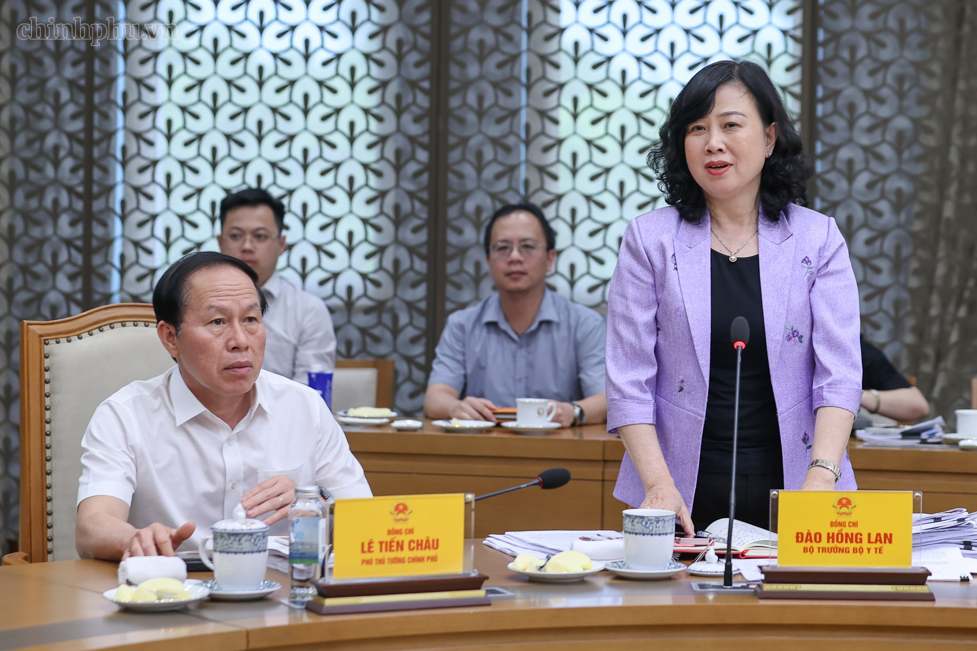 Thủ tướng: Kiểm soát chặt chẽ giá thành từ gốc với thuốc, thiết bị y tế; cương quyết loại bỏ mọi chi phí trung gian Thủ tướng: Kiểm soát chặt chẽ giá thành từ gốc với thuốc, thiết bị y tế; cương quyết loại bỏ mọi chi phí trung gian- Ảnh 4.