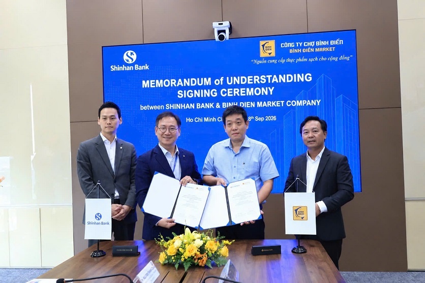 Ông Yang Ho Rim, Phó Tổng Giám đốc Ngân hàng Shinhan Việt Nam, cùng ông Phan Thành Tân, Giám đốc, và ông Hồ Minh Tân, Phó Giám đốc Công ty Quản lý và Kinh doanh Chợ Bình Điền, tại lễ ký kết Biên bản ghi nhớ hợp tác giữa hai bên. Ông Yang Ho Rim, Phó Tổng Giám đốc Ngân hàng Shinhan Việt Nam, cùng ông Phan Thành Tân, Giám đốc, và ông Hồ Minh Tân, Phó Giám đốc Công ty Quản lý và Kinh doanh Chợ Bình Điền, tại lễ ký kết Biên bản ghi nhớ hợp tác giữa hai bên.