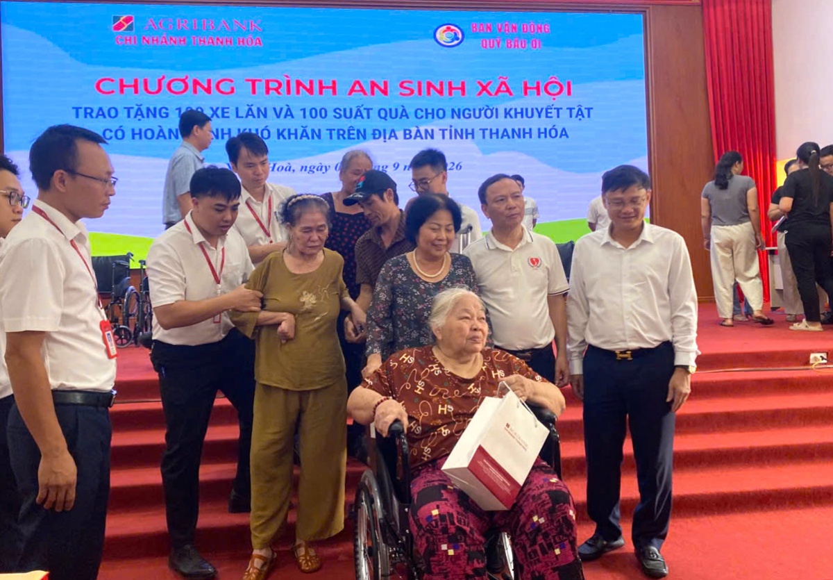 Đại diện Ban Vận động Quỹ Trao yêu thương, tiếp sức hành trình cho người khuyết tật