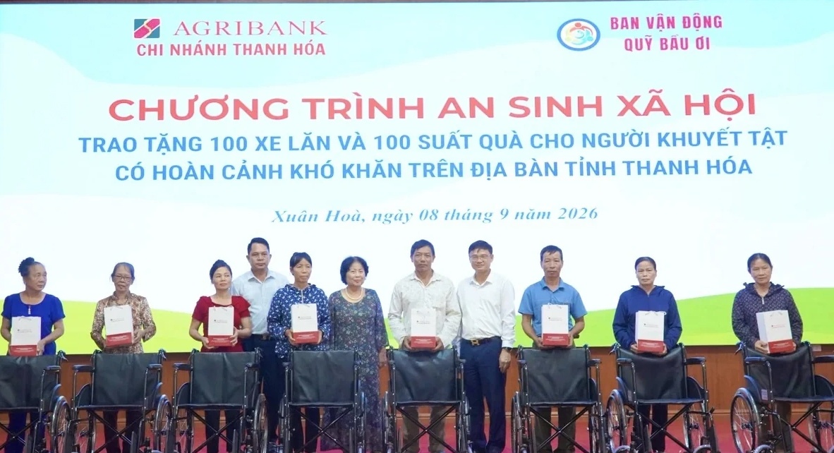 Đại diện các đơn vị tài trợ trao xe lăn và quà cho người khuyết tật Đại diện các đơn vị tài trợ trao xe lăn và quà cho người khuyết tật