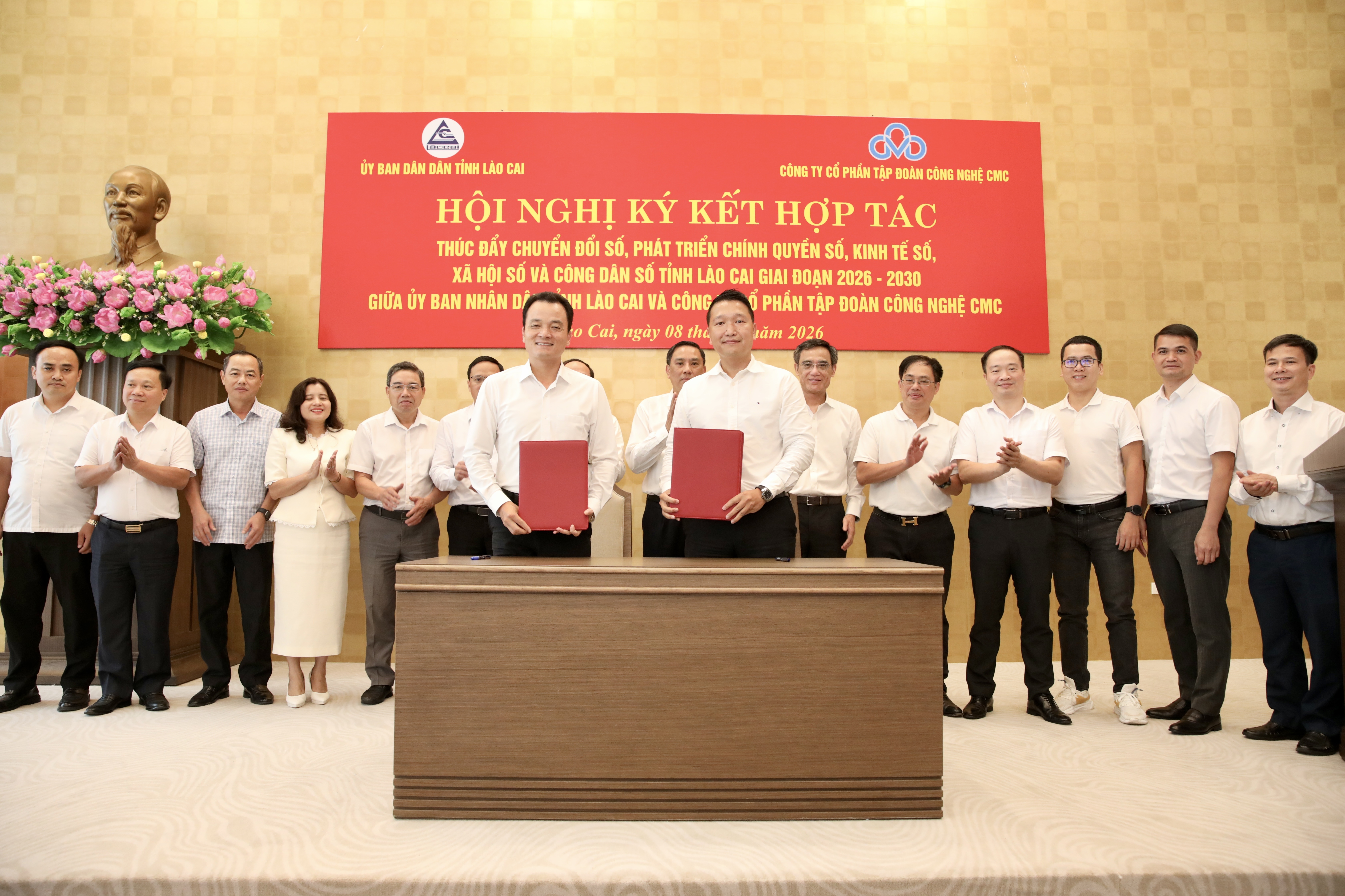 Ảnh 1: Đồng chí Giàng Quốc Hưng, Phó Chủ tịch UBND tỉnh Lào Cai và ông Đặng Tùng Sơn, Tổng Giám đốc Tập đoàn Công nghệ CMC, Chủ tịch CMC TS ký Bản ghi nhớ hợp tác.