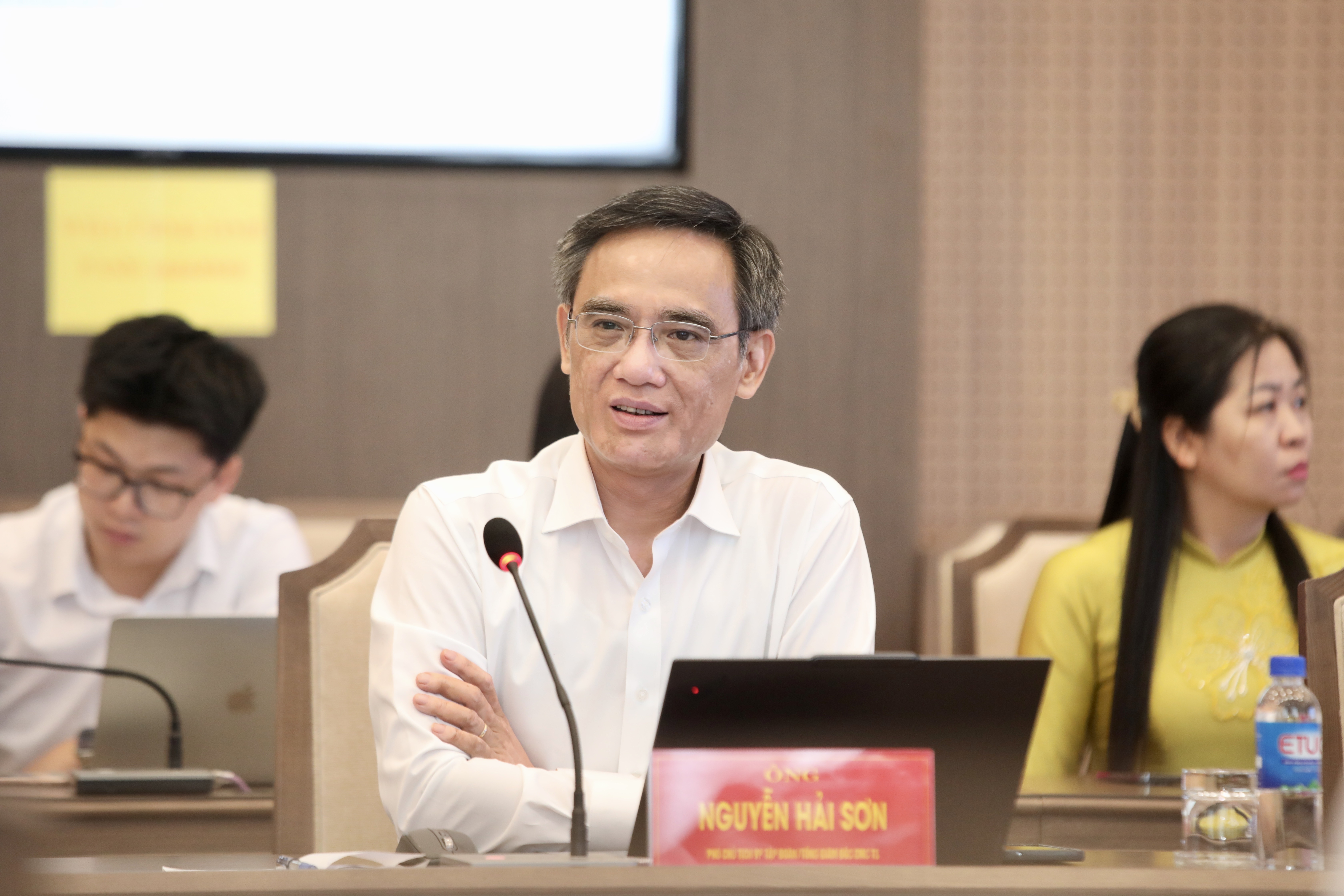Ảnh 4: Ông Nguyễn Hải Sơn, Phó Chủ tịch EVP Tập đoàn Công nghệ CMC, Tổng Giám đốc CMC TS chia sẻ định hướng triển khai hợp tác và vai trò đồng hành của CMC TS cùng tỉnh Lào Cai.