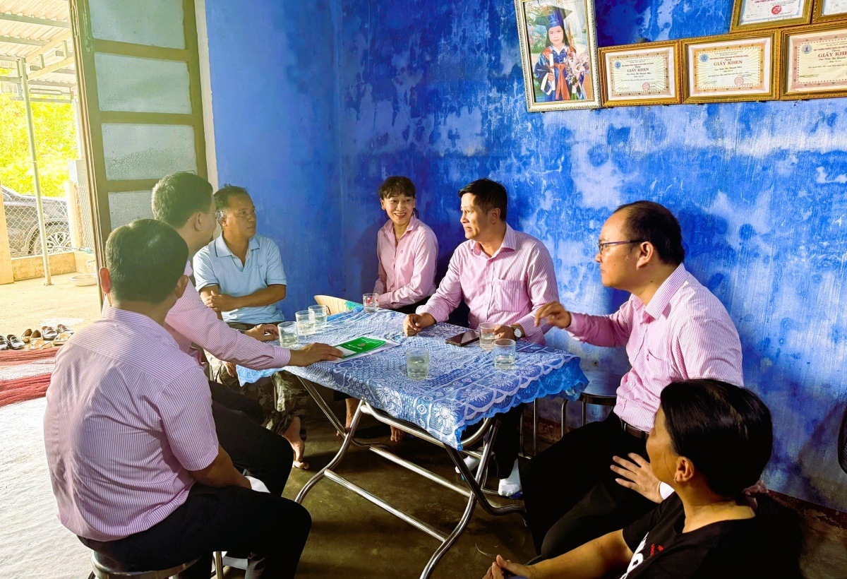 Ông Đoàn Ngọc Chung (thứ 3 từ phải sang) - Giám đốc NHCSXH Chi nhánh TP. Đà Nẵng thăm, kiểm tra việc sử dụng vốn vay hộ bà Huỳnh Thị Thảo, thôn Long Thạnh Đông, xã Tam Hải. Ông Đoàn Ngọc Chung (thứ 3 từ phải sang) - Giám đốc NHCSXH Chi nhánh TP. Đà Nẵng thăm, kiểm tra việc sử dụng vốn vay hộ bà Huỳnh Thị Thảo, thôn Long Thạnh Đông, xã Tam Hải.