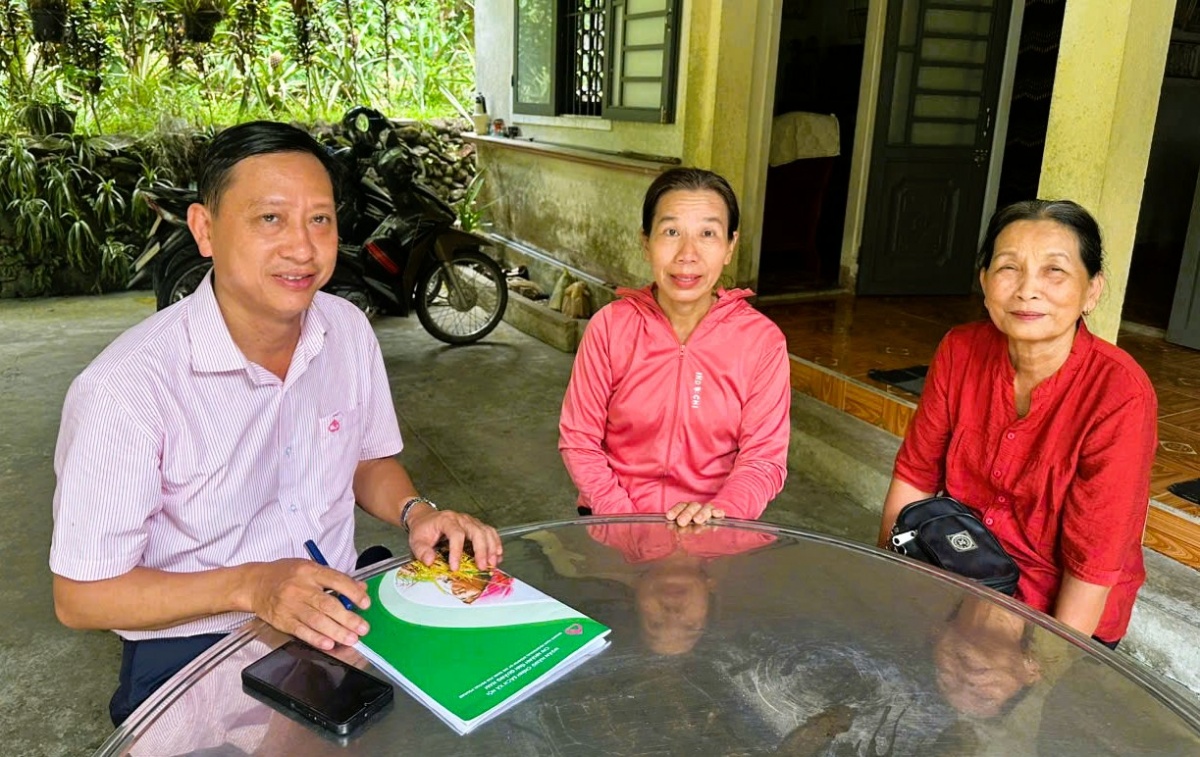 Tín dụng dành cho HSSV đã giúp 4 người con của chị Nguyễn Thị Quỳnh Sương (giữa) ở xã Tiên Phước vượt qua khó khăn, để giấc mơ giảng đường không dang dở… Tín dụng dành cho HSSV đã giúp 4 người con của chị Nguyễn Thị Quỳnh Sương (giữa) ở xã Tiên Phước vượt qua khó khăn, để giấc mơ giảng đường không dang dở…