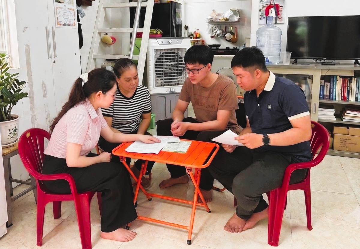 Nguồn vốn ưu đãi dành cho sinh viên STEM đã mở ra cơ hội cho sinh viên Trần Nguyễn Trung Hiếu (thứ 2 từ phải sang), Trường Đại học Bách khoa (Đại học Đà Nẵng). Nguồn vốn ưu đãi dành cho sinh viên STEM đã mở ra cơ hội cho sinh viên Trần Nguyễn Trung Hiếu (thứ 2 từ phải sang), Trường Đại học Bách khoa (Đại học Đà Nẵng).