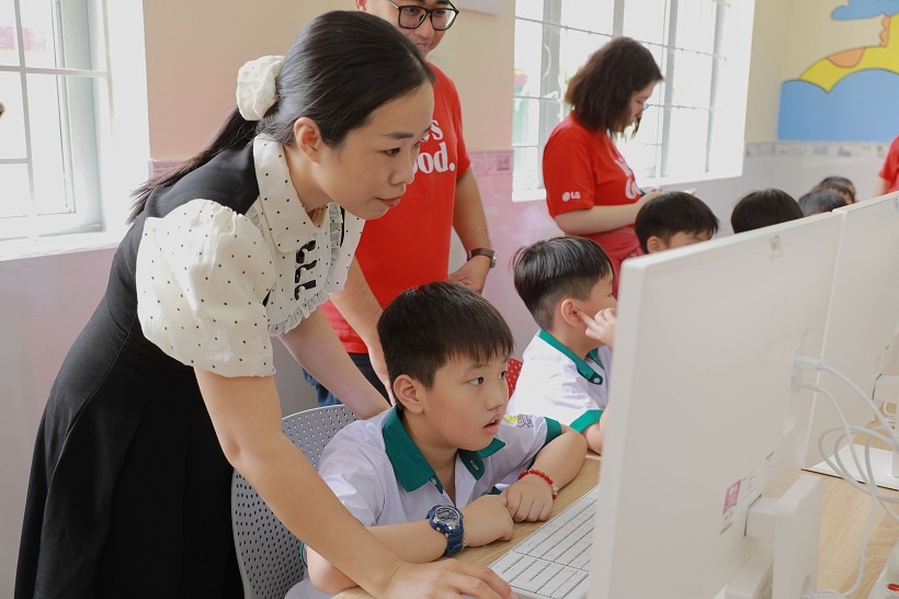 Nhà trường cho biết sẽ đưa không gian phòng máy tính vào khai thác thường xuyên trong hoạt động giảng dạy Nhà trường cho biết sẽ đưa không gian phòng máy tính vào khai thác thường xuyên trong hoạt động giảng dạy