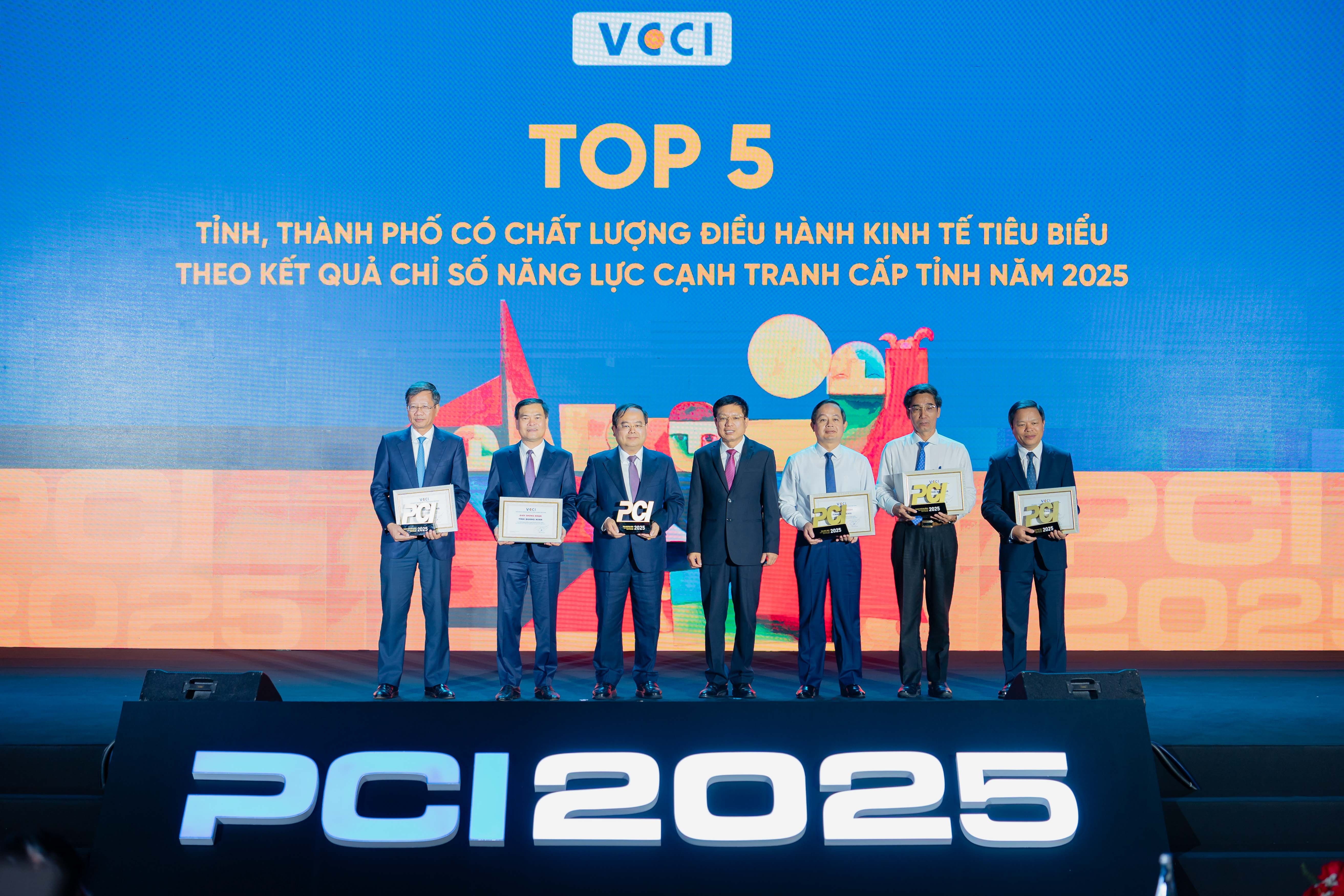  2/Các địa phương thuộc nhóm chất lượng điều hành “Tốt” không ghi điểm nhờ một lợi thế đơn lẻ, mà nhờ khả năng cải thiện tương đối đồng đều trên nhiều chiều cạnh