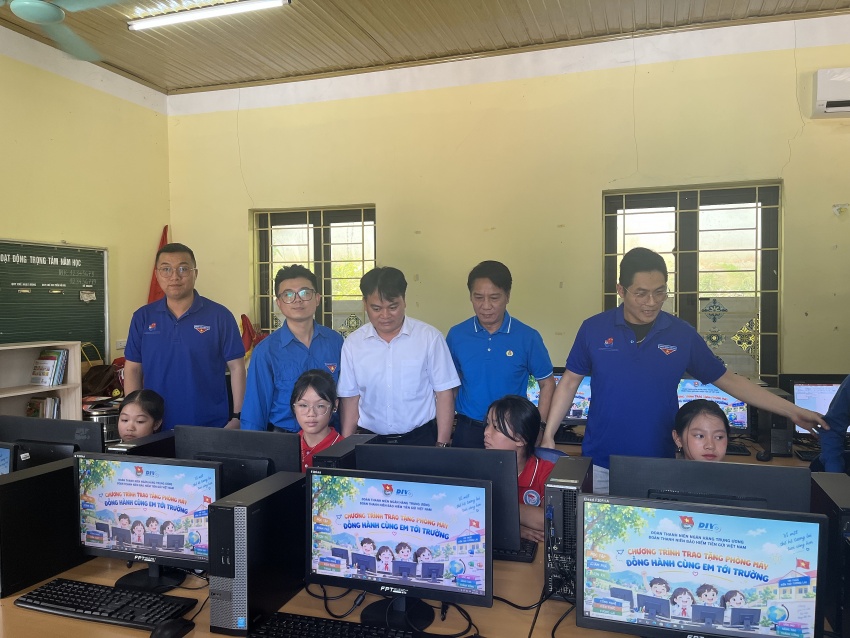 undefined Tuổi trẻ ngành Ngân hàng đồng hành cùng các em học sinh vùng khó
