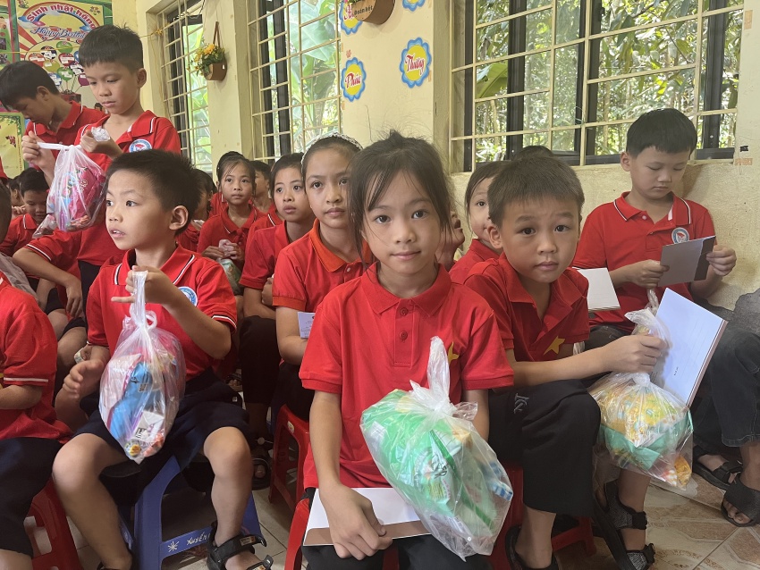 undefined Tuổi trẻ ngành Ngân hàng đồng hành cùng các em học sinh vùng khó