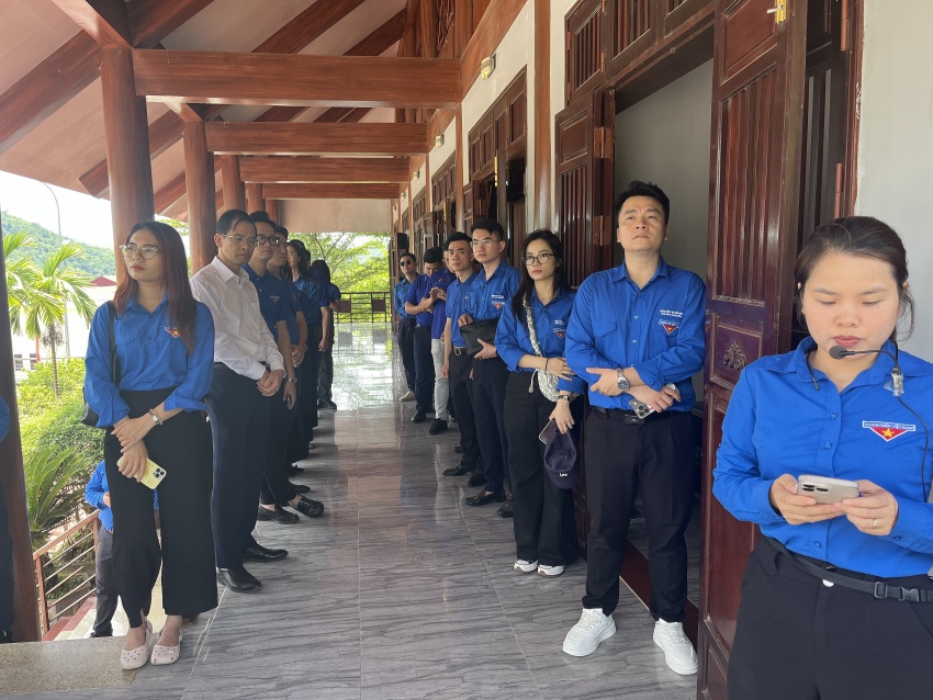 undefined Tuổi trẻ ngành Ngân hàng đồng hành cùng các em học sinh vùng khó