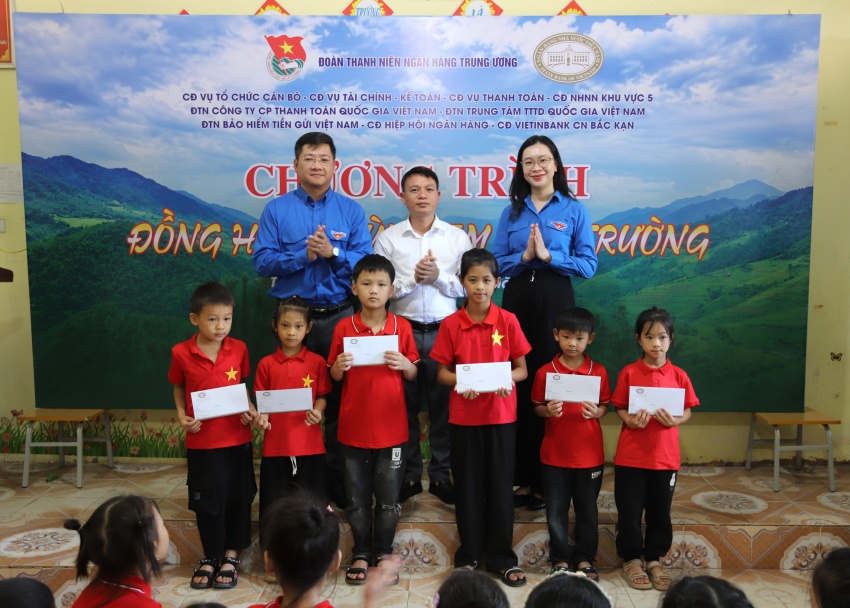 undefined Tuổi trẻ ngành Ngân hàng đồng hành cùng các em học sinh vùng khó