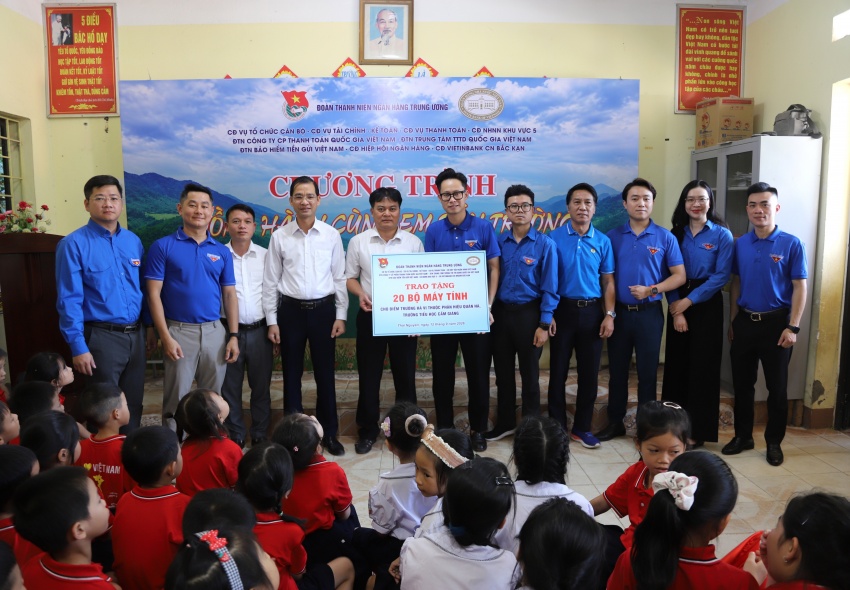 undefined Tuổi trẻ ngành Ngân hàng đồng hành cùng các em học sinh vùng khó
