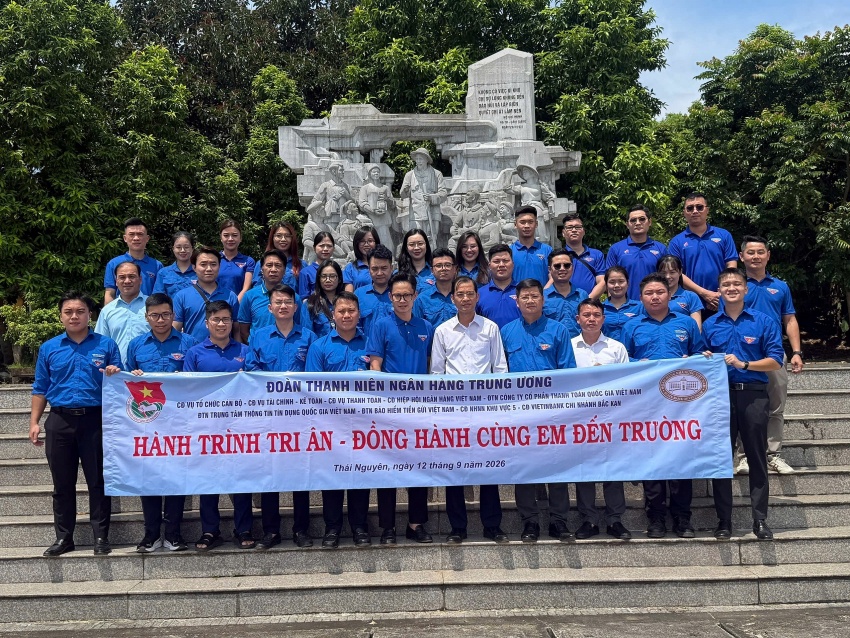 undefined Tuổi trẻ ngành Ngân hàng đồng hành cùng các em học sinh vùng khó