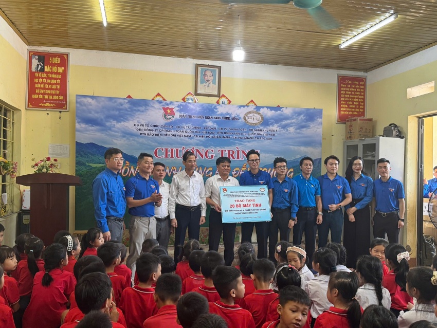 undefined Tuổi trẻ ngành Ngân hàng đồng hành cùng các em học sinh vùng khó