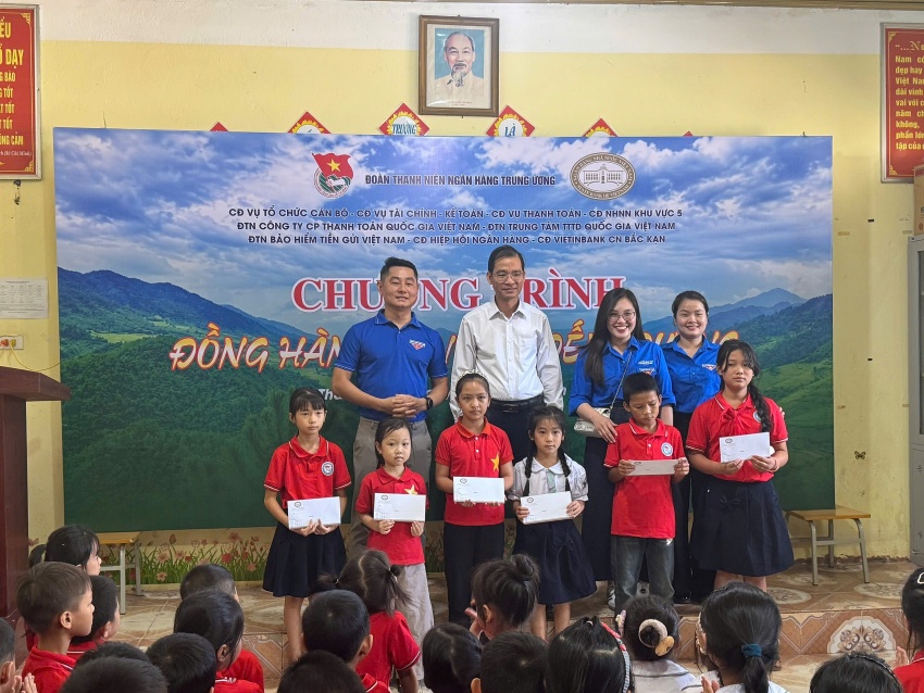 undefined Tuổi trẻ ngành Ngân hàng đồng hành cùng các em học sinh vùng khó