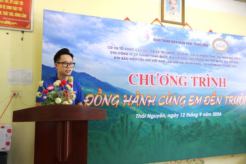undefined Tuổi trẻ ngành Ngân hàng đồng hành cùng các em học sinh vùng khó