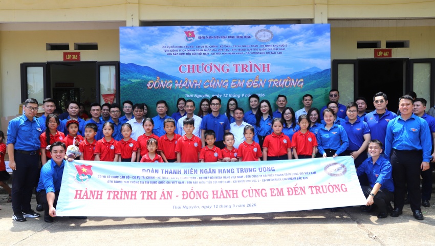 undefined Tuổi trẻ ngành Ngân hàng đồng hành cùng các em học sinh vùng khó