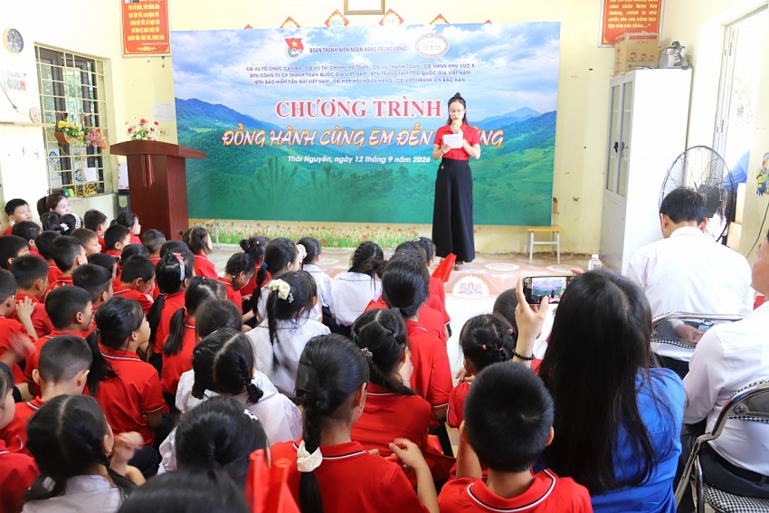 undefined Tuổi trẻ ngành Ngân hàng đồng hành cùng các em học sinh vùng khó