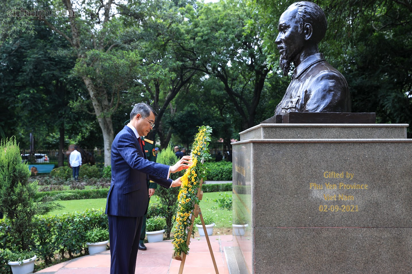 Thủ tướng Lê Minh Hưng dâng hoa tưởng niệm Chủ tịch Hồ Chí Minh tại New Delhi