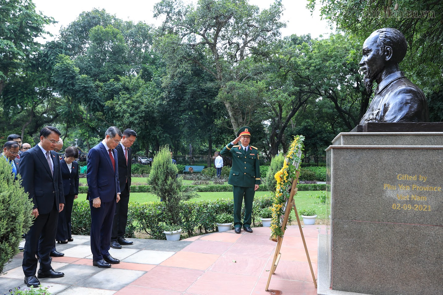 Thủ tướng Lê Minh Hưng dâng hoa tưởng niệm Chủ tịch Hồ Chí Minh tại New Delhi Thủ tướng Lê Minh Hưng dâng hoa tưởng niệm Chủ tịch Hồ Chí Minh tại New Delhi- Ảnh 2.