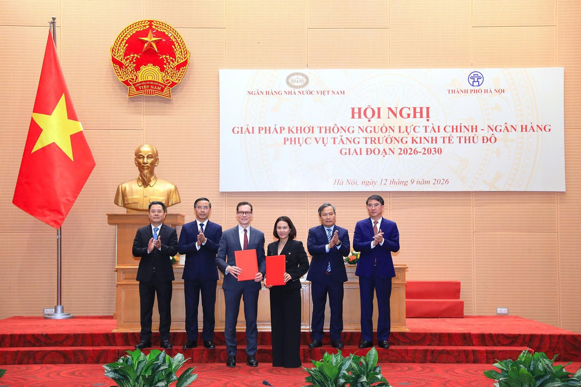 Lãnh đạo Ngân hàng Nhà nước Việt Nam và UBND thành phố Hà Nội chứng kiến Lễ ký thỏa thuận hợp tác giữa các tổ chức tín dụng và các doanh nghiệp trên địa bàn thành phố phục vụ trực tiếp cho các chương trình, dự án lớn, quan trọng của Thủ đô. Lãnh đạo Ngân hàng Nhà nước Việt Nam và UBND thành phố Hà Nội chứng kiến Lễ ký thỏa thuận hợp tác giữa các tổ chức tín dụng và các doanh nghiệp trên địa bàn thành phố phục vụ trực tiếp cho các chương trình, dự án lớn, quan trọng của Thủ đô.